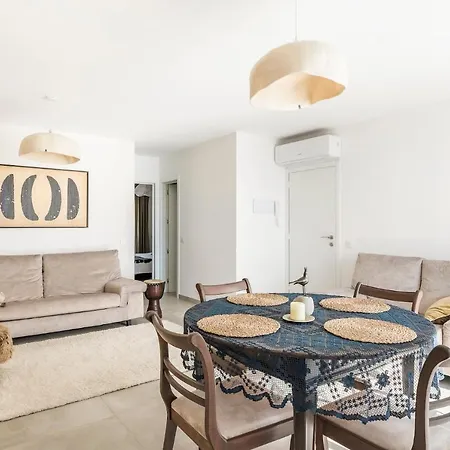 Vacation With Stunning Oceanview Apartment
